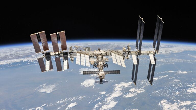 NASA satelit ve vesmíru