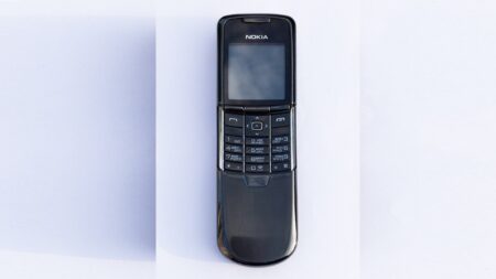 Jedinečná Nokia měla tělo z oceli a díly jako švýcarské hodinky. Dnes ji sběratelé kupují za 30 000 Kč