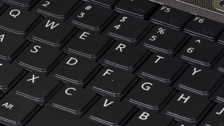 Detail QWERTY klávesnice, notebook