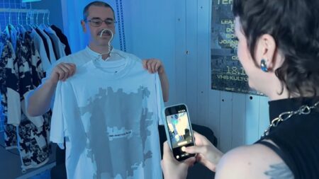 Oblečení, které vás učiní neviditelným pro AI kamery. Startup přišel se vzory, které matou rozpoznávání obličejů