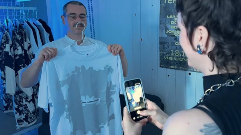 Oblečení chránící před AI kamerami