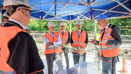 Prezident Petr Pavel se přijel podívat na nový kostel v Neratovicích. Vzniká 3D tiskem a uvnitř bude lezecká stěna