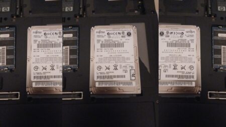 SSD si může nechat zdát, laptop z roku 2004 přežil od Windows XP až po desítku. Po 21 letech se pevný disk otočil naposledy