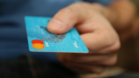 PIN ke kartě má jen 4 číslice, i když by mohl mít 12. Za kuriózním důvodem stojí manželka vynálezce, která si více nezapamatovala