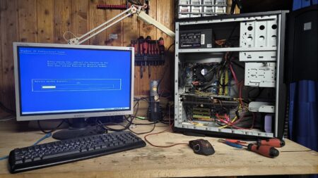 Windows ME bylo tak otřesné, že ho v noci tajně instaloval přítelkyni jako pomstu. Dnes ten PC znovu oživil