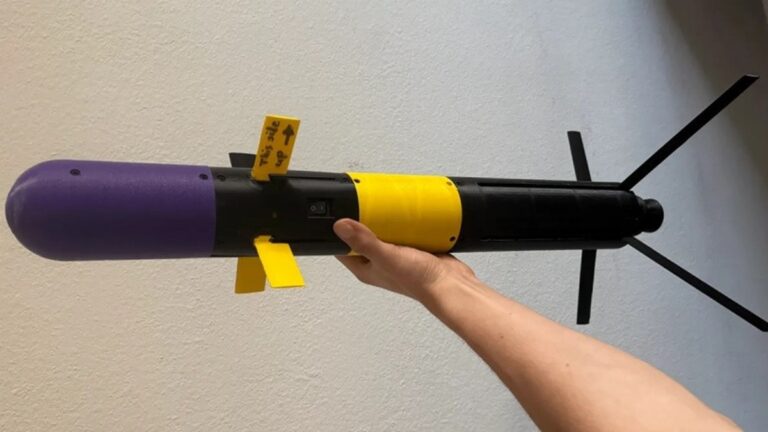 Funkční protiletadlovou řízenou střelu si vytiskl na 3D tiskárně za 2 300 Kč. Návod potom zveřejnil zdarma