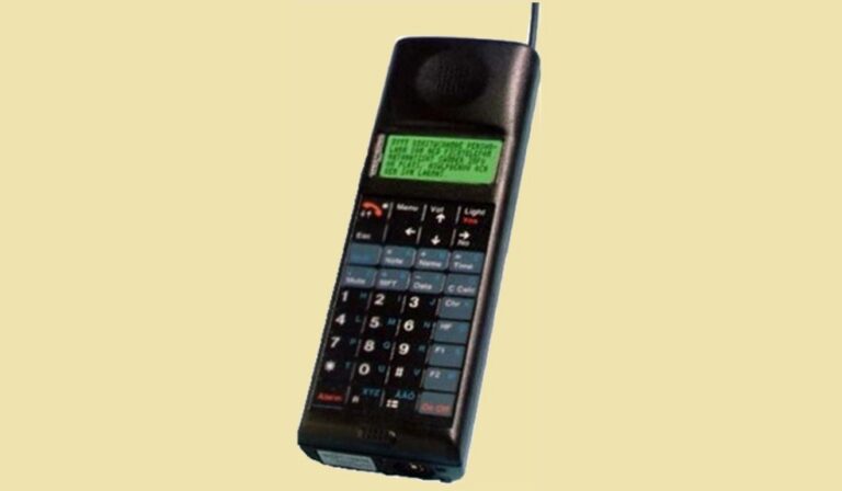 Retro mobilní telefon NMT