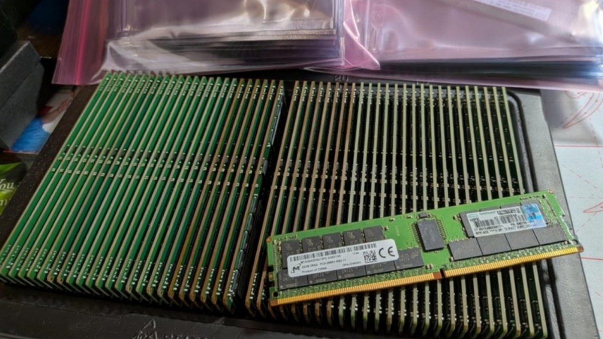 Zaměstnavatel mu dal vyřazený server, ať ho vyhodí. V garáži pak našel paměti za 250 000 Kč