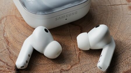 Samsung omylem odhalil sluchátka, která se do ucha vůbec nestrkají. Prozradila je jeho vlastní aplikace