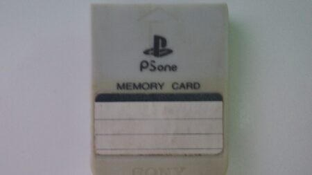 Paměťová karta k PS1 měla 128 KB. Dnes by se na ni nevešel ani prst Kratose z God of War, natož celá hra