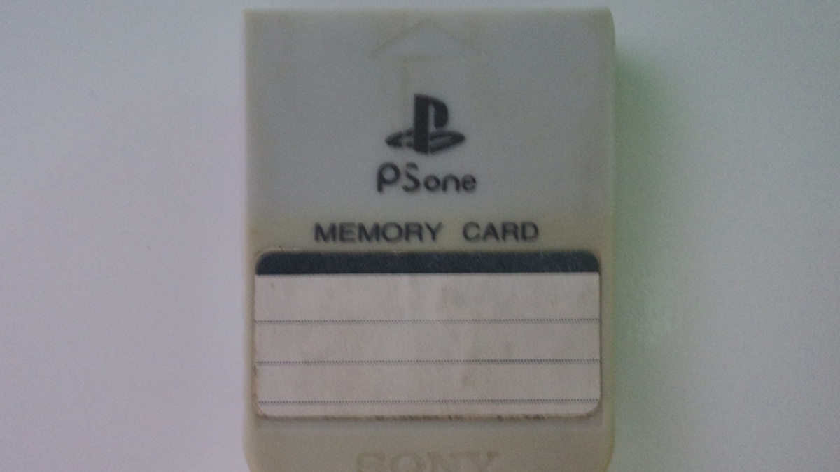 Paměťová karta k PS1 měla 128 KB. Dnes by se na ni nevešel ani prst Kratose z God of War, natož celá hra