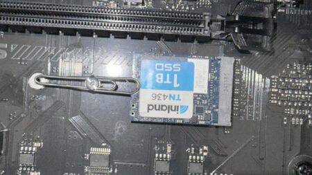 SSD do PC nepasovala a hráč nechtěl čekat na díl z e-shopu. Vyřešil to obyčejnou kancelářskou sponkou