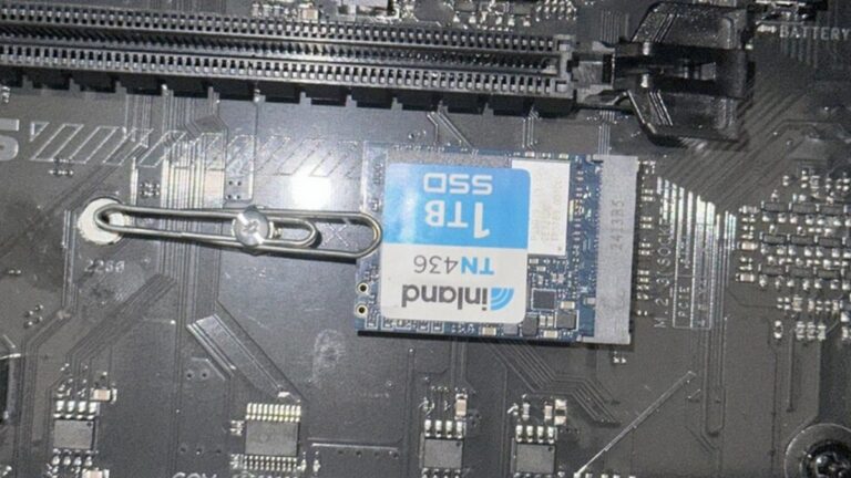 SSD přidělaný kancelářskou sponkou