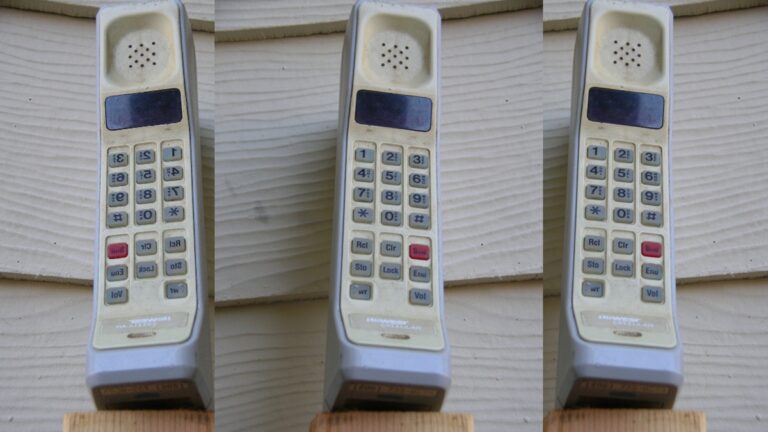 Starý telefon Motorola DynaTAC 8000