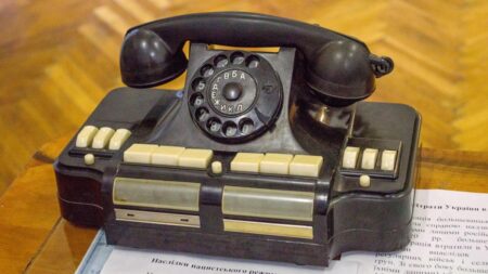 Oranžový retro telefon Tesla T58 se prodává za statisíce. Černý stejného typu za pár stovek. Rozdíl dělá nenápadná věc