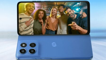 Motorola pod 7 000 Kč vydrží bez nabíjení dny a přežije pád z výšky. A jako první na světě má nový procesor Qualcomm