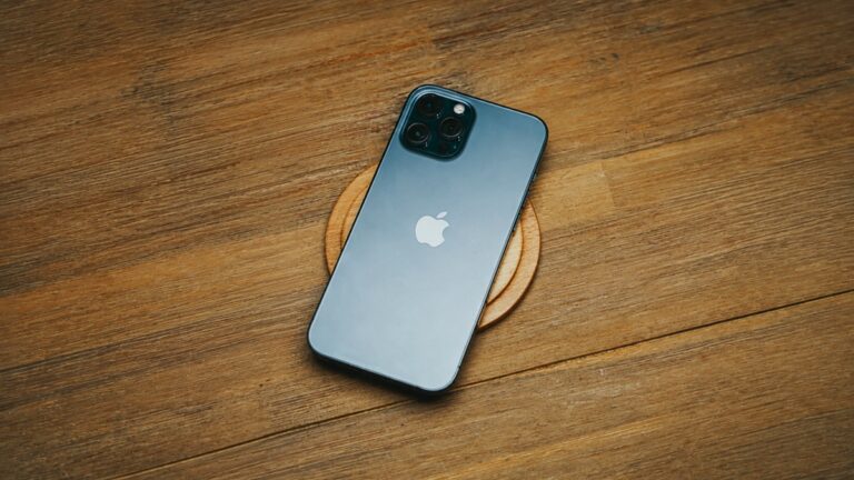 Telefon iPhone, bezdrátové nabíjení, stůl