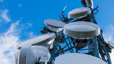 2,4 Gb/s vzduchem na 6 kilometrů bez optiky. V Česku testují internet, který může dorazit i na vesnice bez kabelů