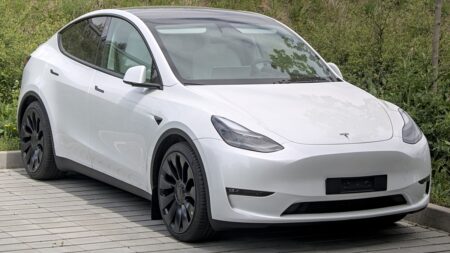 Řidiči Tesly oklamali autopilota figurkou Dwayne Johnsona. Teď musí miliony aut projít aktualizací