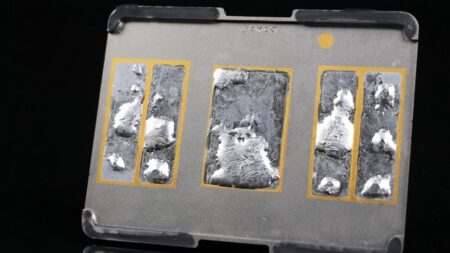 Černá fólie na RAM a SSD v notebooku není náhoda. Kdo ji při upgradu strhne, může přijít o Wi-Fi i celý počítač