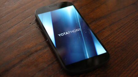 Telefon zdarma, tarif zdarma, 20 GB dat zdarma. Za ruský smartphone a operátora neplatíte penězi, ale něčím cennějším