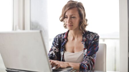 „Otevřela jsem email od kolegyně, který ale nebyl pro mě. Do hodiny jsem podala výpověď,“ naříká Jana