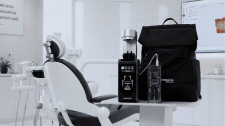 30 minut a máte zubní náhradu: 3D tiskárna velká jako krabice od bot mění návštěvu zubaře k nepoznání
