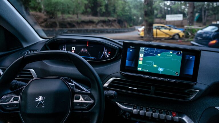 Android Auto, interiér vozu, Peugeot