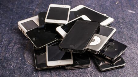 Češi mají doma miliony starých telefonů. Operátoři za ně teď platí tisíce korun, tak je hned odneste a nepromrhejte šanci