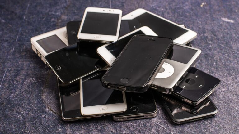 Android, iPhone, starý telefon, hromada
