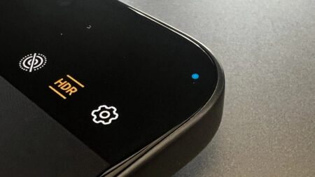 Modrá tečka na displeji Androidu není chyba. Znamená, že vás některá aplikace právě sleduje a ví, kde jste