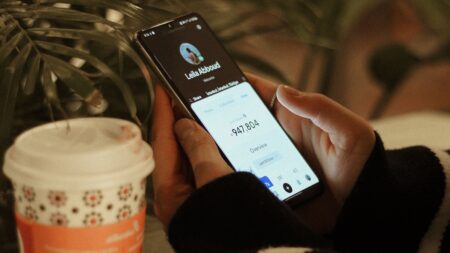 Nový virus na Androidu naklonuje bankovní aplikaci a schová ji do skrytého profilu. Antivirus ji tam nenajde