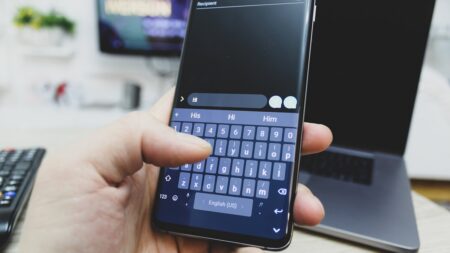 Klávesnice Samsungu ukrývá tři triky, o kterých neví každý. Zrychlí psaní a překlepy zmizí za vteřinu