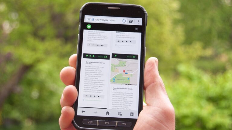 Android telefon v ruce, mapka