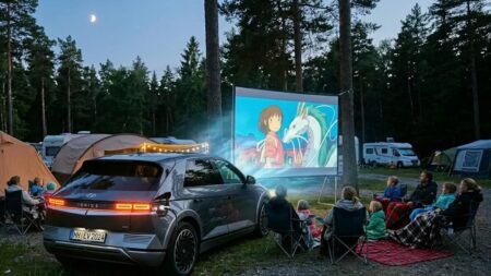 Huawei proměnil světlomety elektromobilu v projektor. Autokino si teď pustíte přímo z kapoty, žádný další hardware nepotřebujete