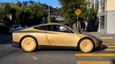 Auto bez volantu, pedálů i zrcátek vyrazilo do ulic a úřady okamžitě zbystřily. Tesla Cybercab má vážný problém