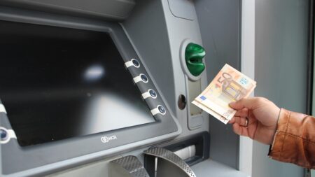 Kartu držíte v ruce vy, a přesto s ní někdo platí o stovky kilometrů dále. Podvodníkům stačí 13 minut na telefonu