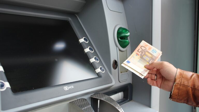 Bankomat, peníze v ruce
