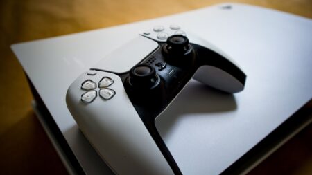 Děti si stěžovaly, že jim nefunguje PlayStation 5. Otec ji rozebral a okamžitě pochopil proč. Bylo to k popukání