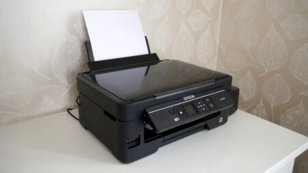 Tiskárna hlásí, že inkoust došel, přitom ho v ní zůstává dostatek. Francie žene Epson k soudu, hrozí pokuty i vězení