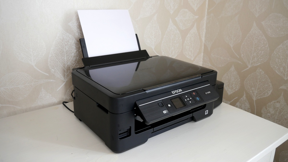 Tiskárna hlásí, že inkoust došel, přitom ho v ní zůstává dostatek. Francie žene Epson k soudu, hrozí pokuty i vězení