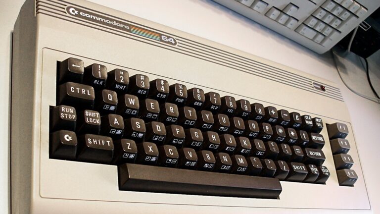 Commodore 64 se vrací jako kapesní konzole s 25 hrami a skládacím designem. Vyprodává se během hodin