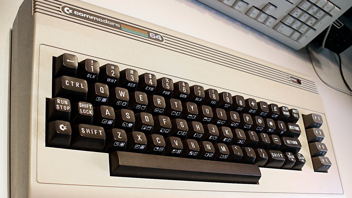 Commodore 64 se vrací jako kapesní konzole s 25 hrami a skládacím designem. Vyprodává se během hodin