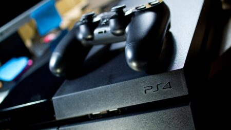 Redaktorka chtěla kvůli hluku vyhodit PS4 a koupit PS5. Partner ji zastavil a konzoli zadarmo zachránil