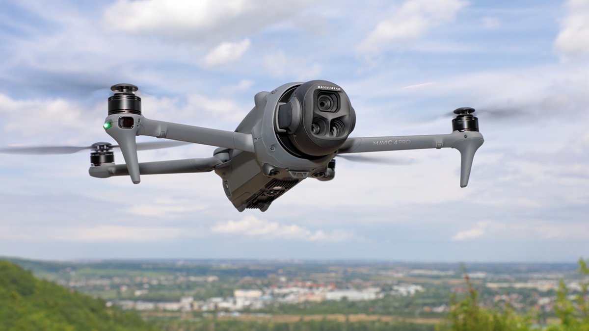 DJI Mavic 4 Pro doletí 40 km a natočí 6K video i v naprosté tmě. Tři kamery se 100 Mpx nemají konkurenci