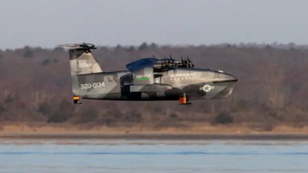 Elektrický dron letí těsně nad vodou a radary ho nevidí. Američané oživili sovětský koncept ekranoplánu pro armádu