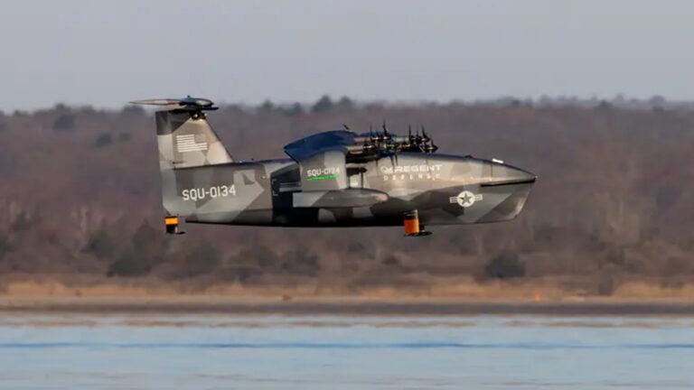 Elektrický dron letí těsně nad vodou a radary ho nevidí. Američané oživili sovětský koncept ekranoplánu pro armádu