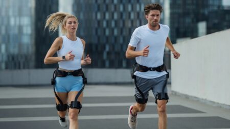 V českých e-shopech se objevily exoskelety na nohy za 22 tisíc. Do kopce vám ušetří opravdu hodně sil