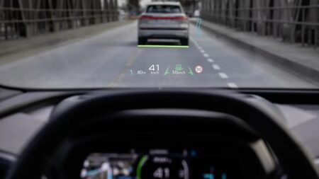 Technologie z kokpitu stíhačky je dnes v běžných autech. Head-up displej ale skrývá rizika, o kterých se nemluví