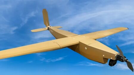 Japonsko nasazuje vojenské drony z lepenky za 45 tisíc Kč. Voják je složí za 5 minut a radar je téměř nevidí